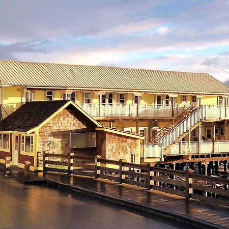 Seine Boat Inn Alert Bay Exterior foto