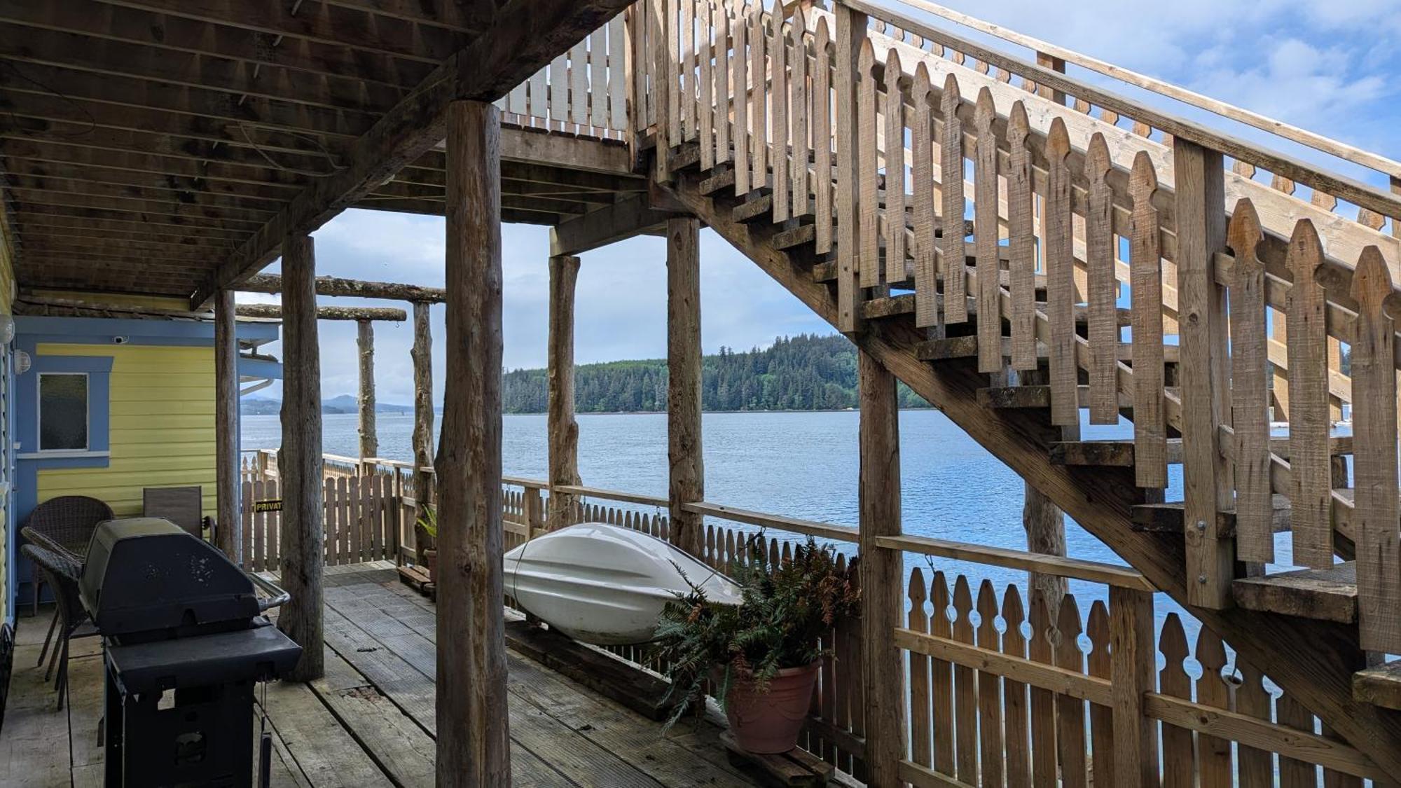 Seine Boat Inn Alert Bay Exterior foto