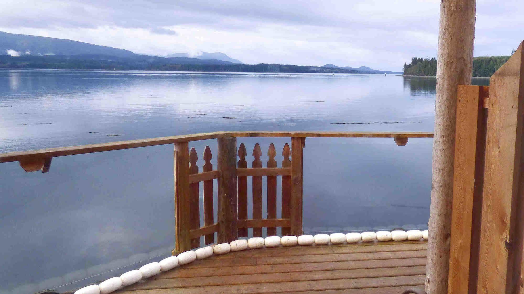 Seine Boat Inn Alert Bay Exterior foto